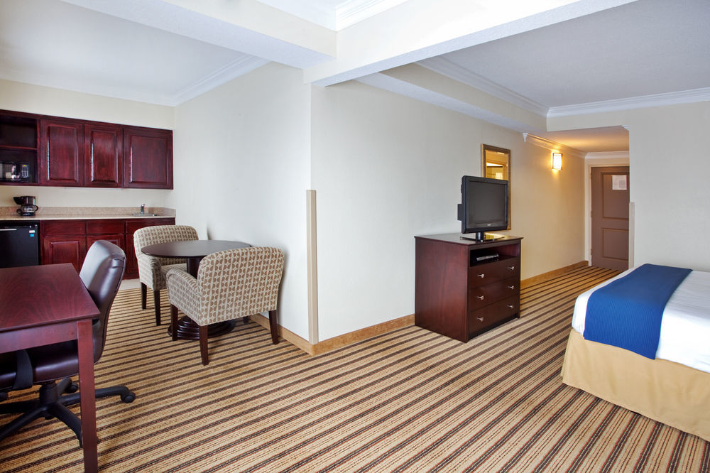 Holiday Inn Express Hotel & Suites Byron By Ihg Exterior photo